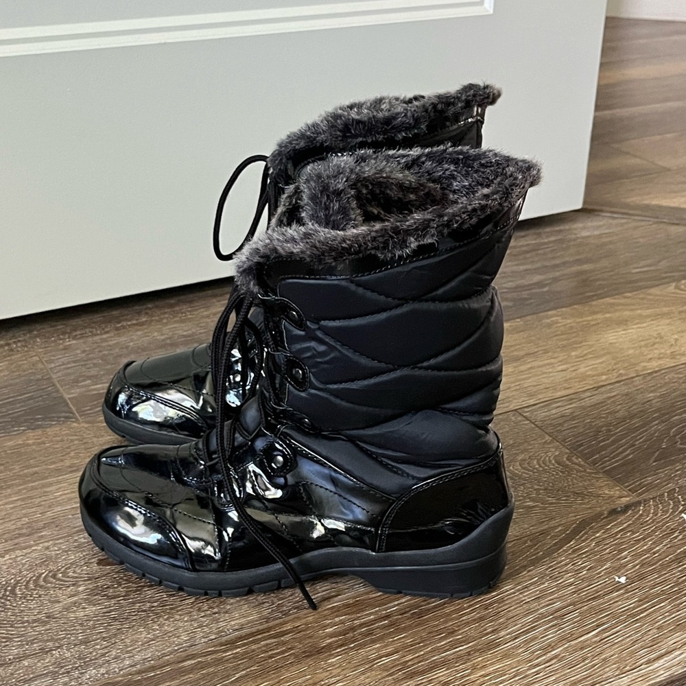 Womens Khombu ANGEL Winter Snow Boots Blk
Quilted Faux Fur Patent Waterproof